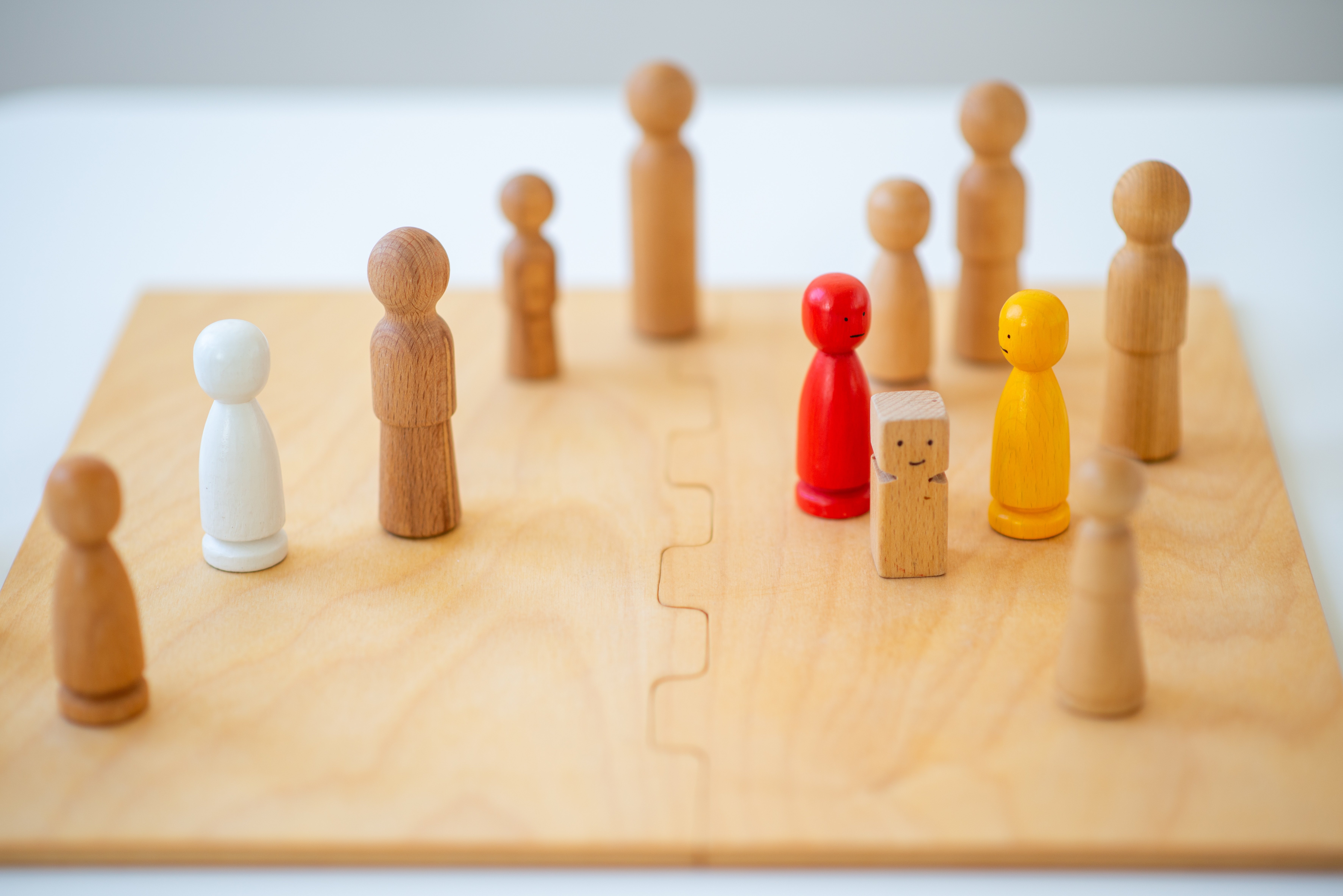 Nahaufnahme von Holzfiguren. Stellen Menschen mit unterschiedlichen Erscheinungen & Gemüt dar.