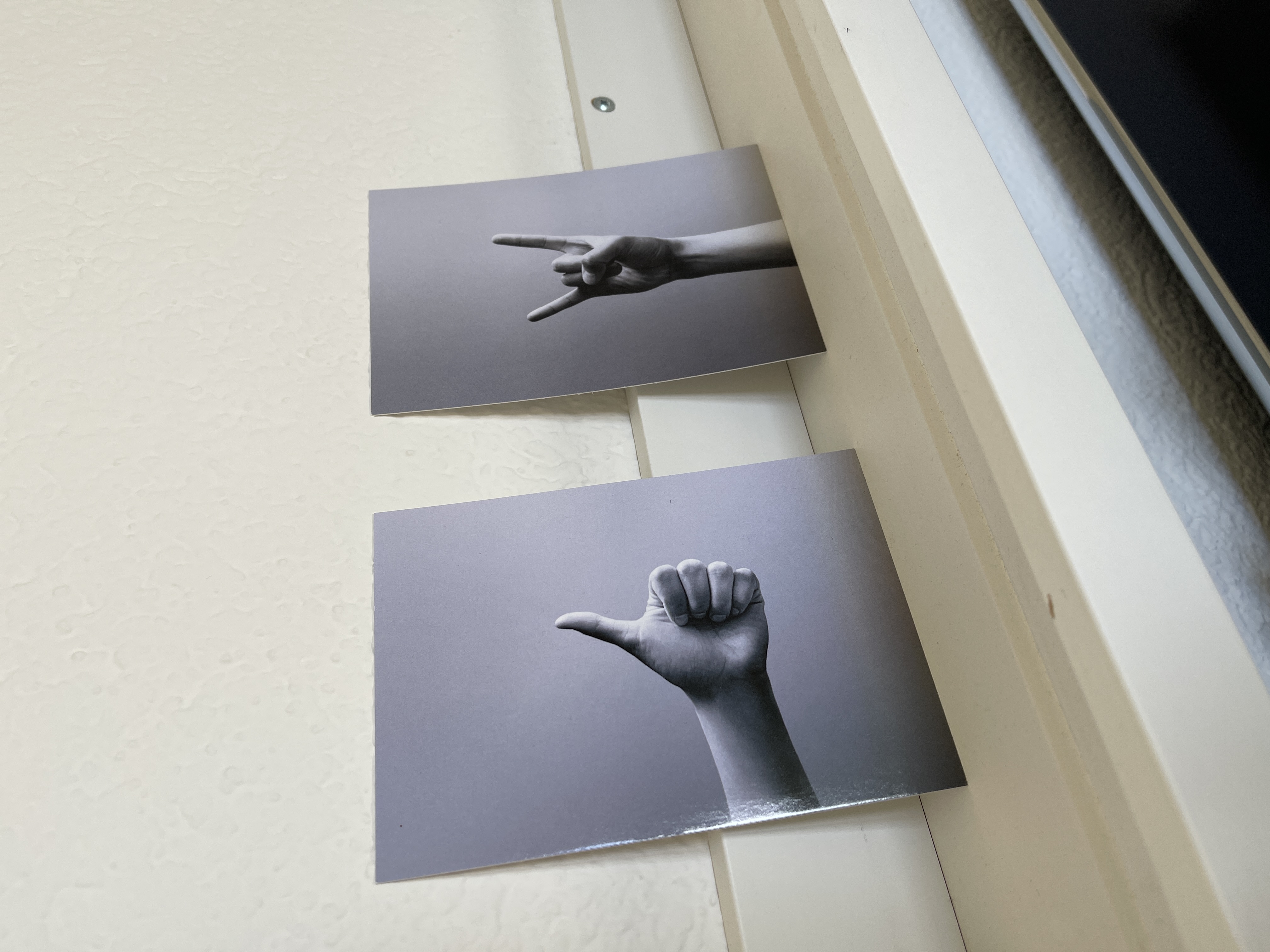 Zwei Bilder. Auf einem zeigt eine Hand das "Daumenhoch" Zeichen und das andere das "Rock'n'Roll" Zeichen.